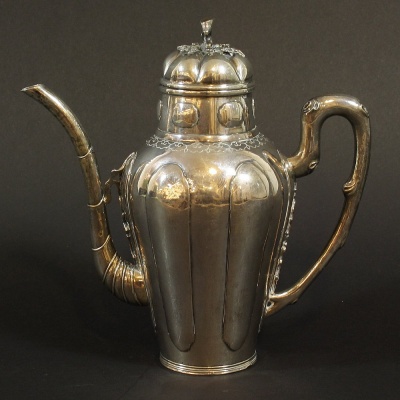 Oosterse zilveren trekpot met graveerwerk, bamboevormige schenktuit en bladvormige greep, 19e eeuw, h. 19