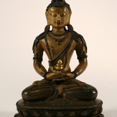 Amitayus, de Boeddha van het Lange Leven, lichaam koud verguld brons, Sino-Tibetaans, 18e eeuw, h. 17 -afkomstig uit klooster Sparrendaal te Vught-