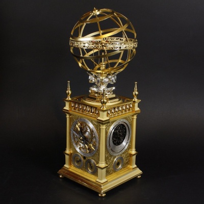 Fraaie vergulde pendule met volledig kalender, Planeto Astrolabium, meesterwerk door Christiaan van der Klaauw (geb. Leiden 1944), no. 44/50 -inclusief witmarmeren zuil-