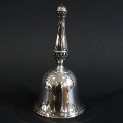 Zilveren tafelbel met filetrand en gegraveerd bladdecor, mt: Henricus Hubert, Groningen, anno 1788